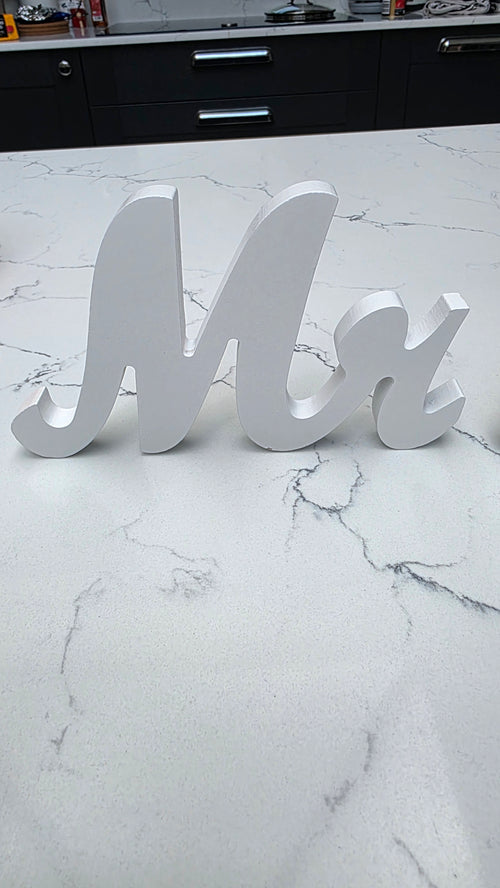 Mr & Mrs Wedding Sign – Elegant Wedding Decor & Keepsake